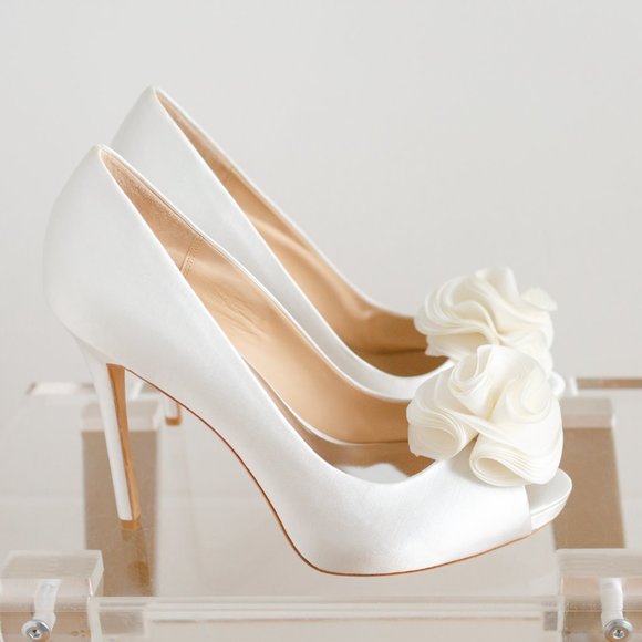 Badgley Mischka Amber White Satin Wedding High Heels 8 Open Toe Pump - Picture 4 of 7